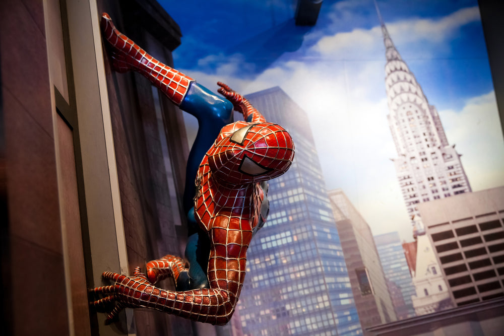 wallpaper of Spiderman clinging to the building