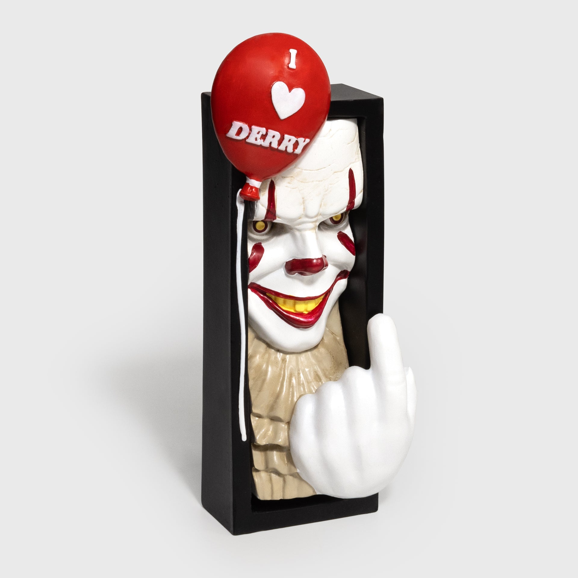it pennywise nooks. book nook. pennywise with balloon and finger telling to come here in nook. text on balloon: i heart derry