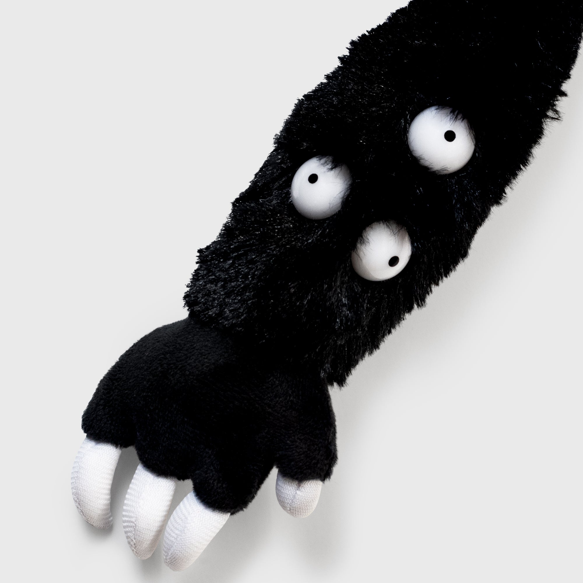 killy willy poppy playtime plush close up of 3 eyes on right arm.